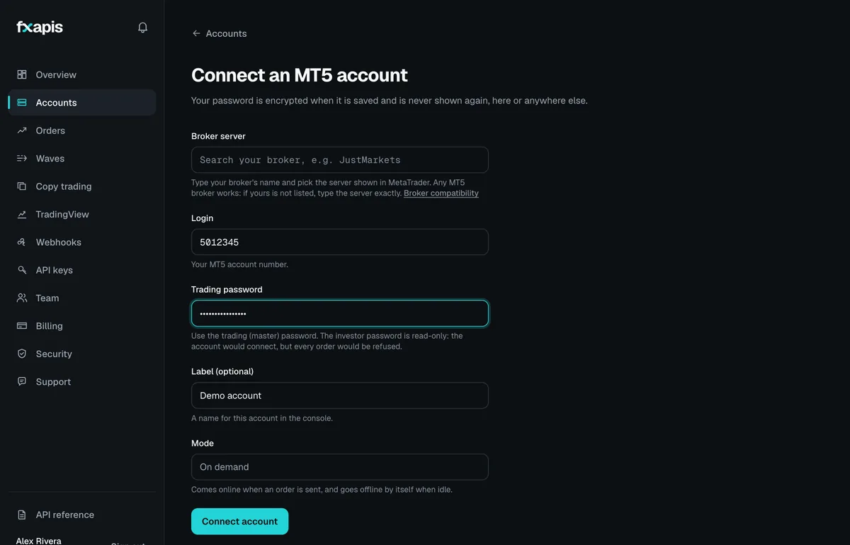 El formulario Connect an MT5 account de la consola de fxapis, con el campo Trading password seleccionado y la nota debajo: usa la contraseña de trading (maestra); la de inversor es de solo lectura, así que la cuenta se conectaría pero cada orden sería rechazada.